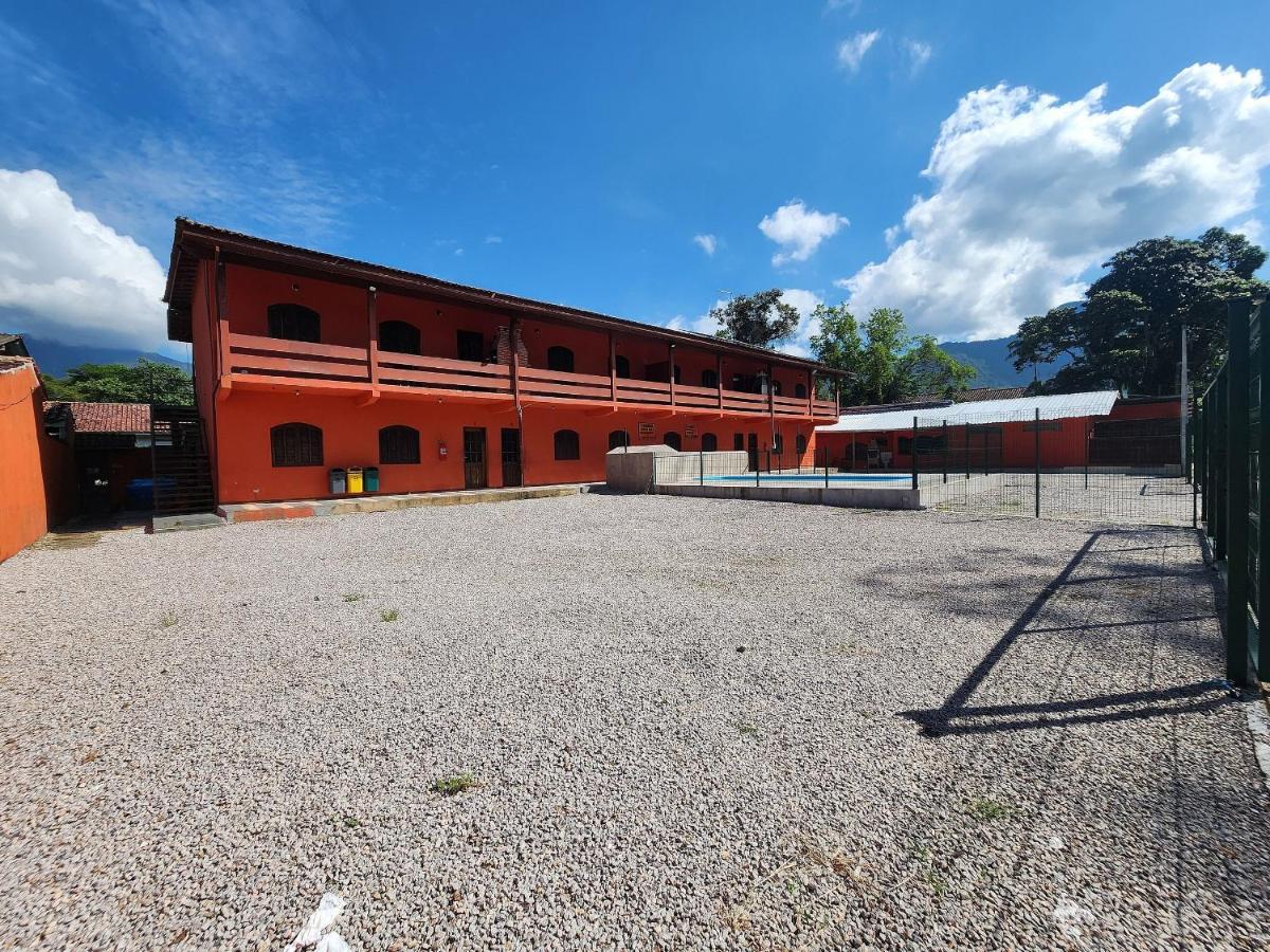 Maranduba Beachside Kitnet: Poolside Retreat with AC & Wi-Fi Ubatuba Exterior photo